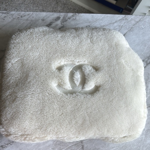 EUC Chanel ivory shearling Furry Slippers and carrying case Set size 38 - Picture 8 of 8